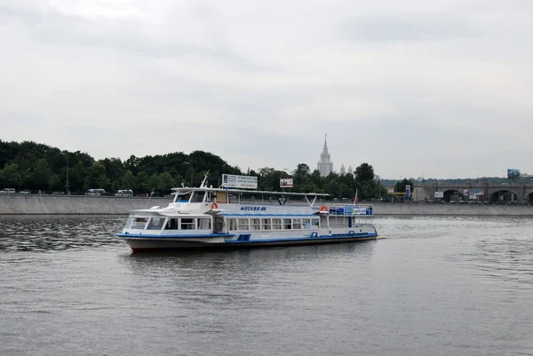 Barco crucero por el río Moscú — Stockfoto
