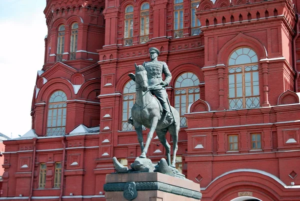 モスクワ、ロシアの国立歴史博物館近くジューコフ記念碑 — ストック写真