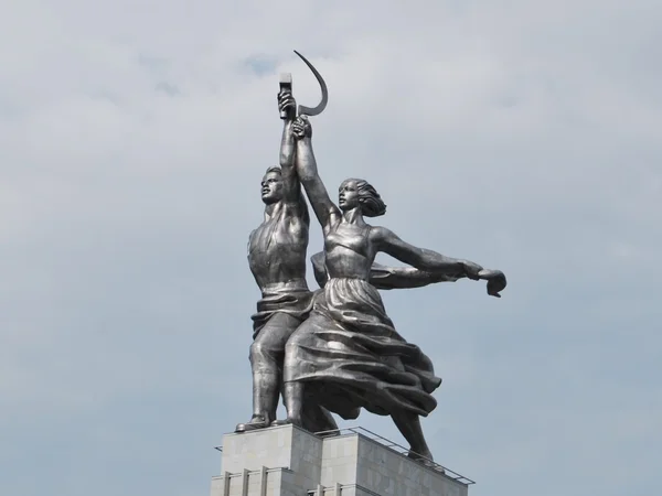 De sculptuur "werknemer en kolchoz vrouw" — Zdjęcie stockowe