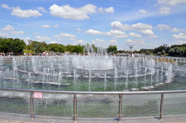 Fontaine dans le parc — Photo