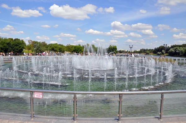 Fontän i park — Stockfoto