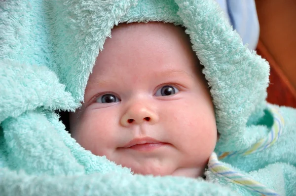 Criança em uma toalha — Fotografia de Stock