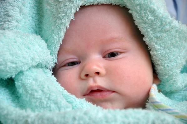 Kind in een handdoek — Stockfoto
