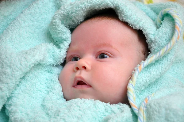 Bambino in un asciugamano — Foto Stock