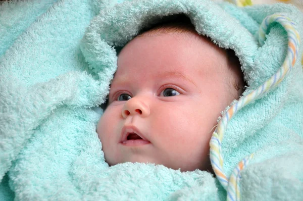 Kind in een handdoek — Stockfoto