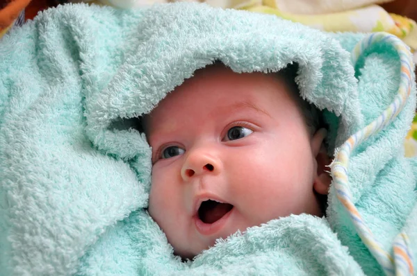 Bambino in un asciugamano — Foto Stock