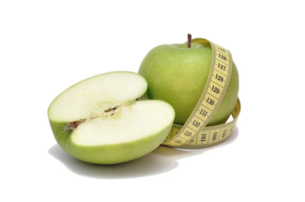 Зеленое яблоко и рулетка — стоковое фото