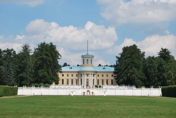 Nézd a palota Múzeum-estate arhangelskoe — Stock Fotó