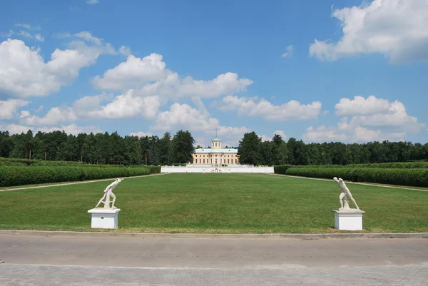Вид на дворец музея-усадьбы А. — стоковое фото