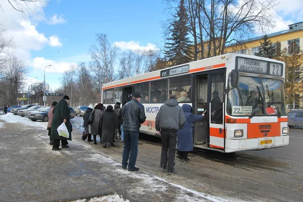 Otobüs ve yolcu — Stok fotoğraf