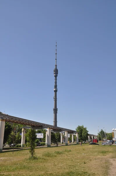 Torre de TV e estrada de monotrilho — Fotografia de Stock