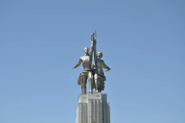 La escultura "Trabajador y mujer Kolkhoz " —  Fotos de Stock
