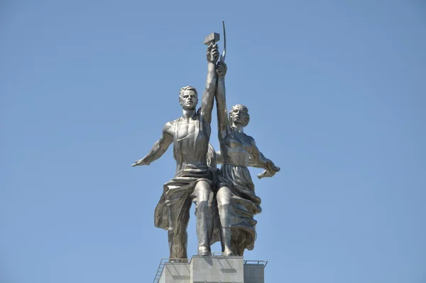 A escultura "Trabalhador e Mulher Kolkhoz " — Fotografia de Stock