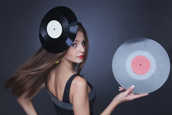 Девушка с виниловым диском крупным планом — стоковое фото