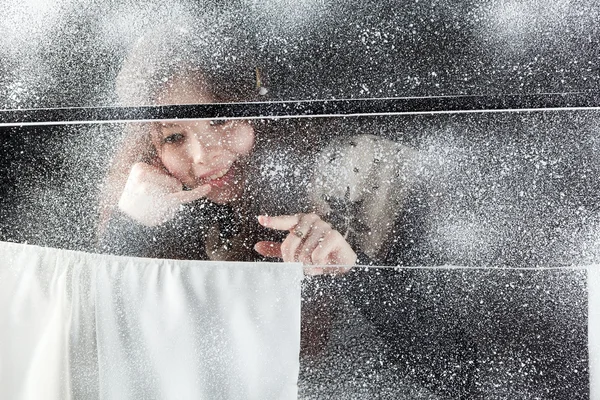 She smiles for the winter window — Stock Photo, Image