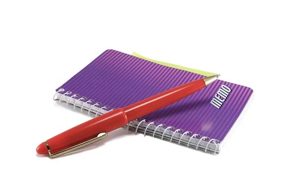 Kırmızı kalem ve defter.