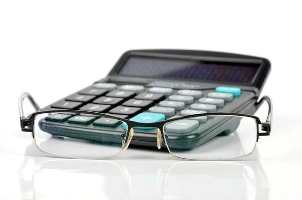 Calculadora e óculos — Fotografia de Stock