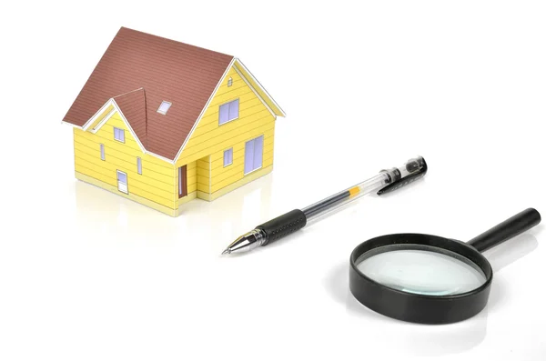 Magnifier and model house — Stock Photo, Image