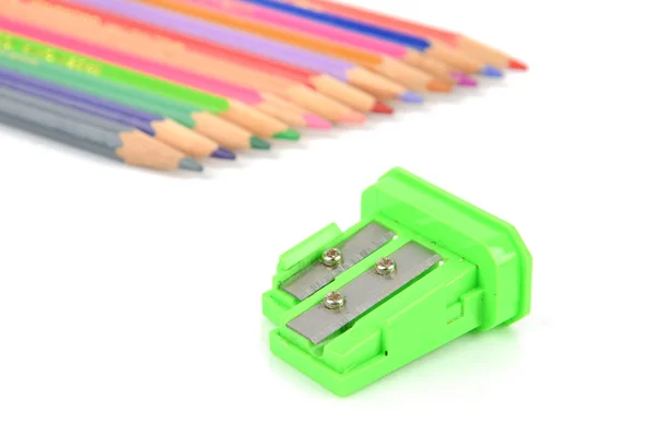 Цветные карандаши и точилка — стоковое фото