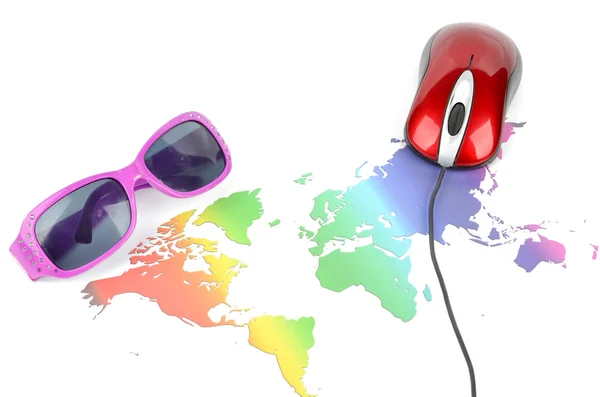 Zonnebrillen en kaart van de wereld met muis — Stockfoto