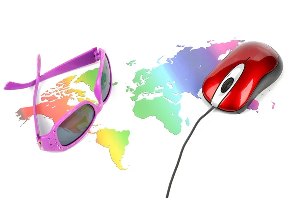 Óculos de sol e mapa do mundo com mouse — Fotografia de Stock