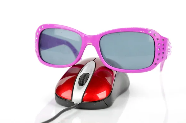 Óculos de sol e mouse de computador — Fotografia de Stock