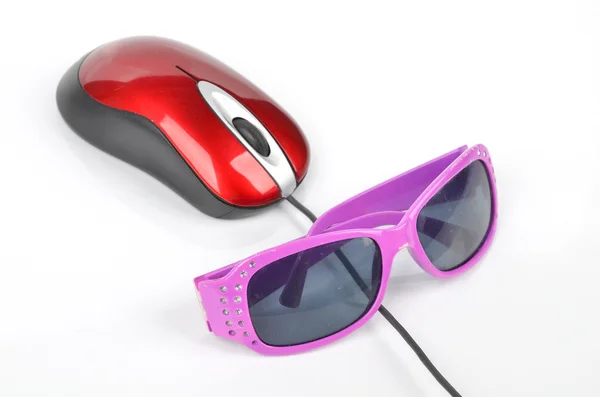 Сонцезахисні окуляри та комп'ютерна миша — стокове фото
