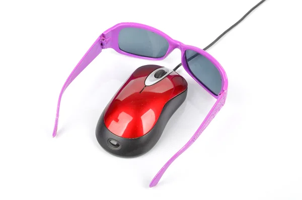 Γυαλιά ηλίου και το ποντίκι του υπολογιστή — Φωτογραφία Αρχείου