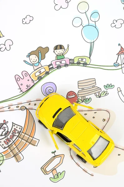 Детский рисунок и игрушечный автомобиль — стоковое фото