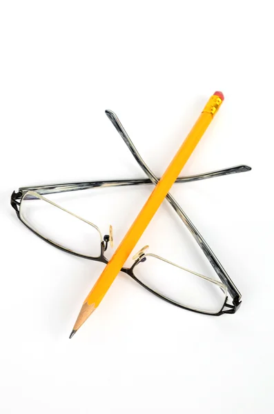 Óculos e lápis — Fotografia de Stock