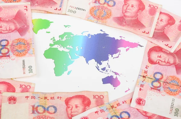 Κινεζικό νόμισμα και παγκόσμιο χάρτη — Φωτογραφία Αρχείου