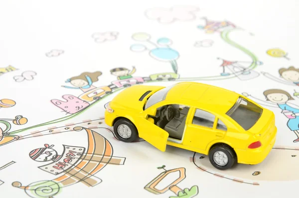 Детский рисунок и игрушечный автомобиль — стоковое фото