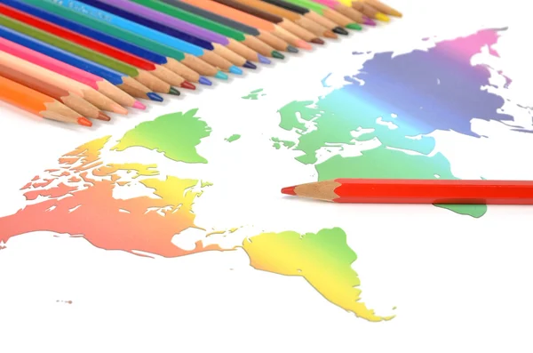 Кольорові олівці та карта світу — стокове фото