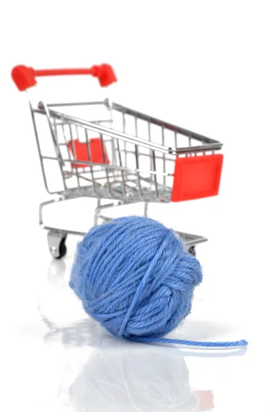 Wool ball and shopping cart — Stock Photo, Image