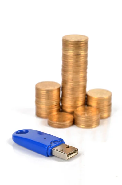 Munten en USB-schijf — Stockfoto