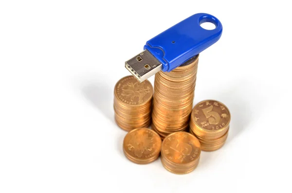 Монеты и USB диск — стоковое фото