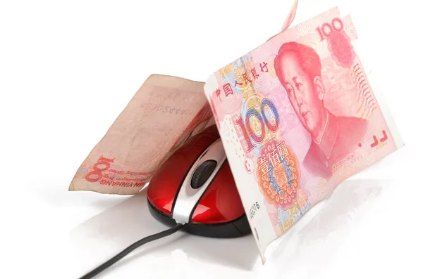 Компьютерная мышь и китайская валюта — стоковое фото