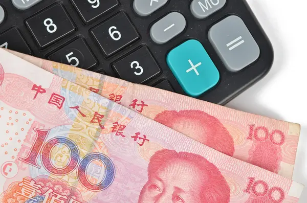 Taschenrechner und chinesische Währung — Stockfoto