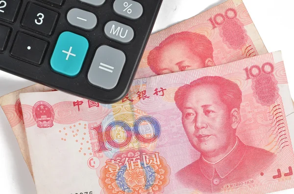Калькулятор и китайская валюта — стоковое фото
