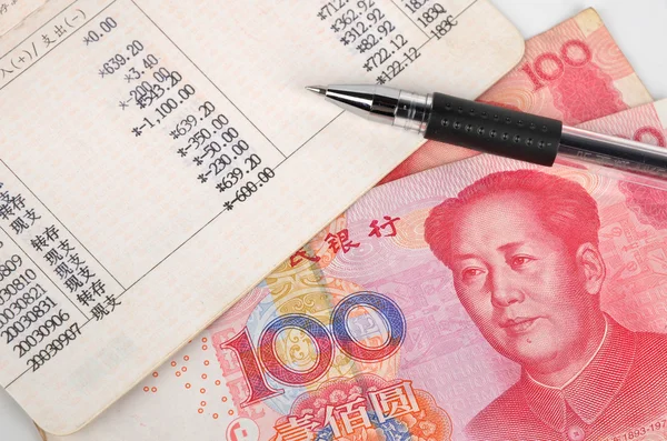 中国の通貨と預金通帳 — ストック写真