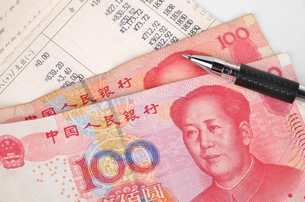 Chinesische Währung und Sparbuch — Stockfoto