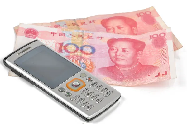 Κινητό τηλέφωνο και το κινεζικό νόμισμα — Φωτογραφία Αρχείου