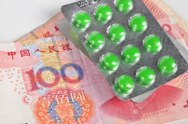 Китайская валюта и лекарства — стоковое фото