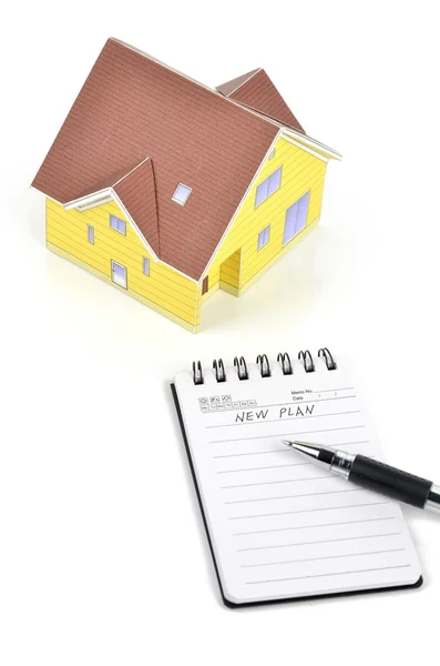 Modelo casa e bloco de notas com caneta — Fotografia de Stock