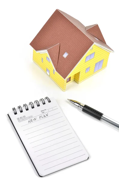 Modelo casa e bloco de notas com caneta — Fotografia de Stock