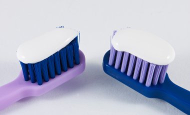 İki diş fırçası ve bazı Yapıştır