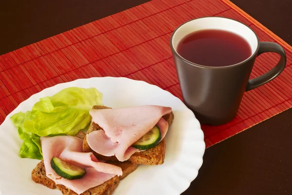 Ontbijt instellen met kopje thee — Stockfoto