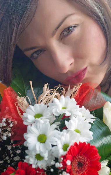 Frauengesicht mit Blumenstrauß — Stockfoto