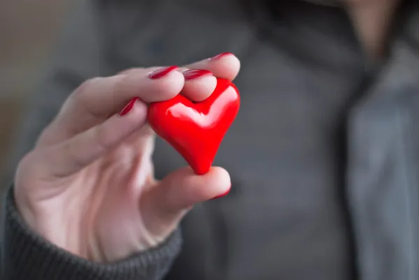 Hjärtat i kvinnlig hand — Stockfoto