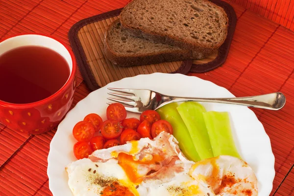 Fried egg with cup of tea — Stock Photo, Image